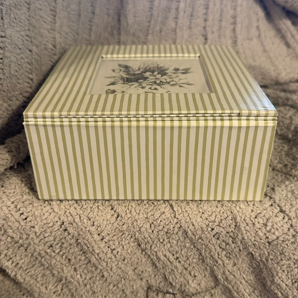 Nature’s Sketchbook by Marjolein Bastin sage green /cream keepsake and note box